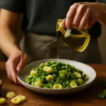 Orecchiette con cima di rapa ricetta pugliese: il gesto finale che esalta il profumo degli ingredienti